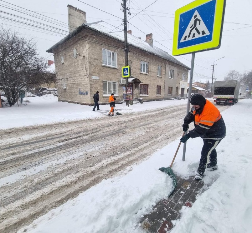 Працівники комунальної сфери Тернополя продовжують працювати у посиленому режимі, щоб очистити місто від снігу