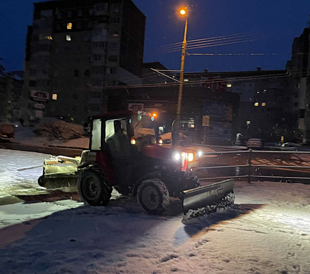 Спецтехніка впродовж ночі здійснювала механізоване підмітання та посипання доріг і тротуарів
