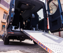 У Тернополі маломобільні мешканці та поранені захисники можуть скористатись послугою «Соціальне таксі»