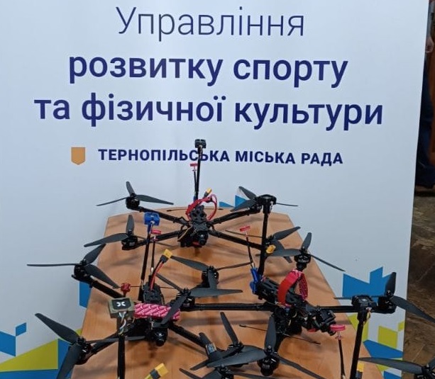 Працівники галузі спорту Тернополя передали для захисників акумуляторні батареї та дрони FPV