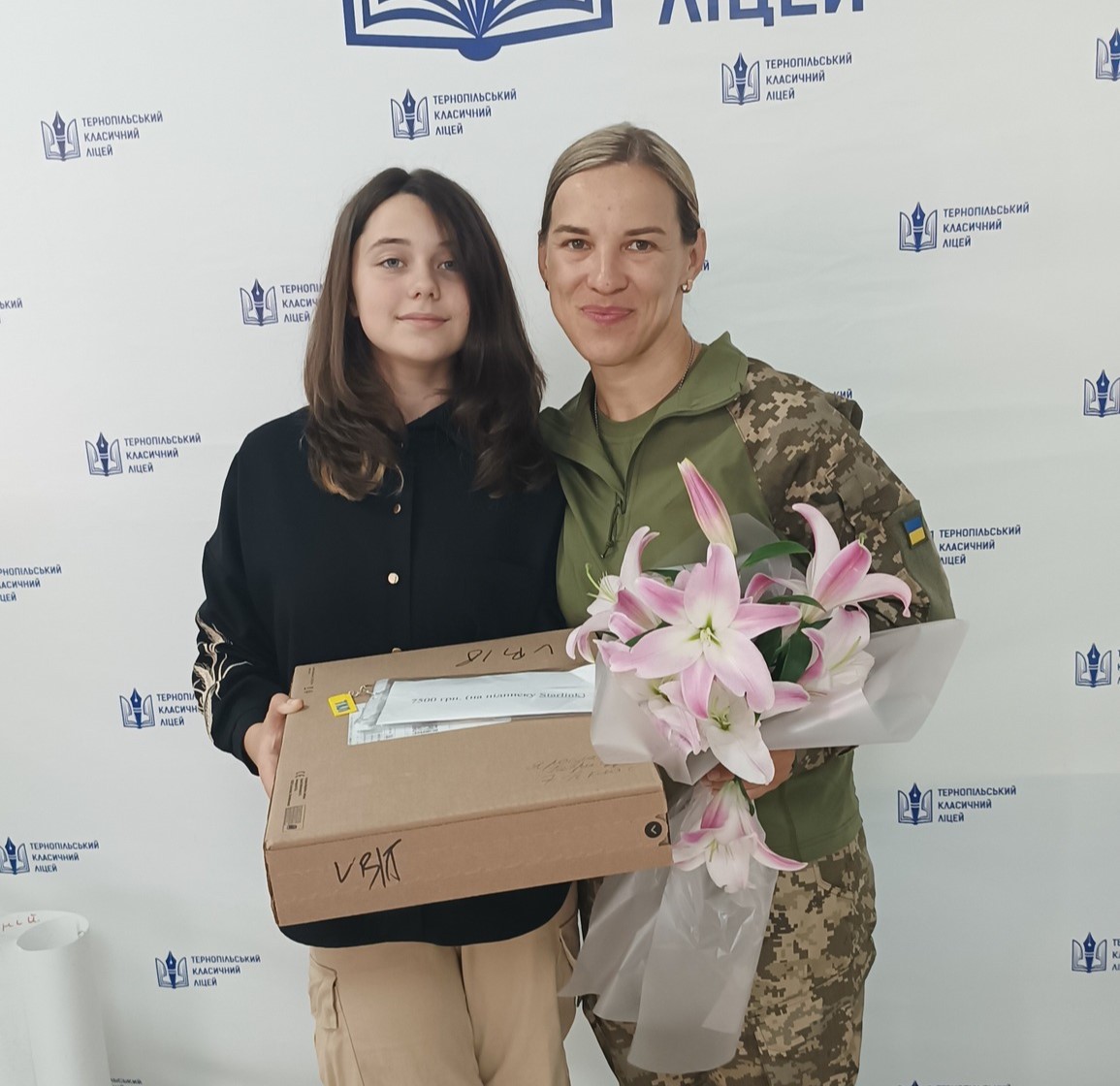 Учениця Тернопільського класичного ліцею Ярослава Гаврищук подарувала Starlink своїй вчительці, яка служить у ЗСУ