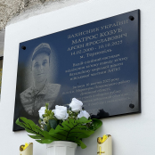 У Тернополі на фасаді школи №10 відкрили меморіальну таблицю на честь загиблого захисника Арсена Козуба