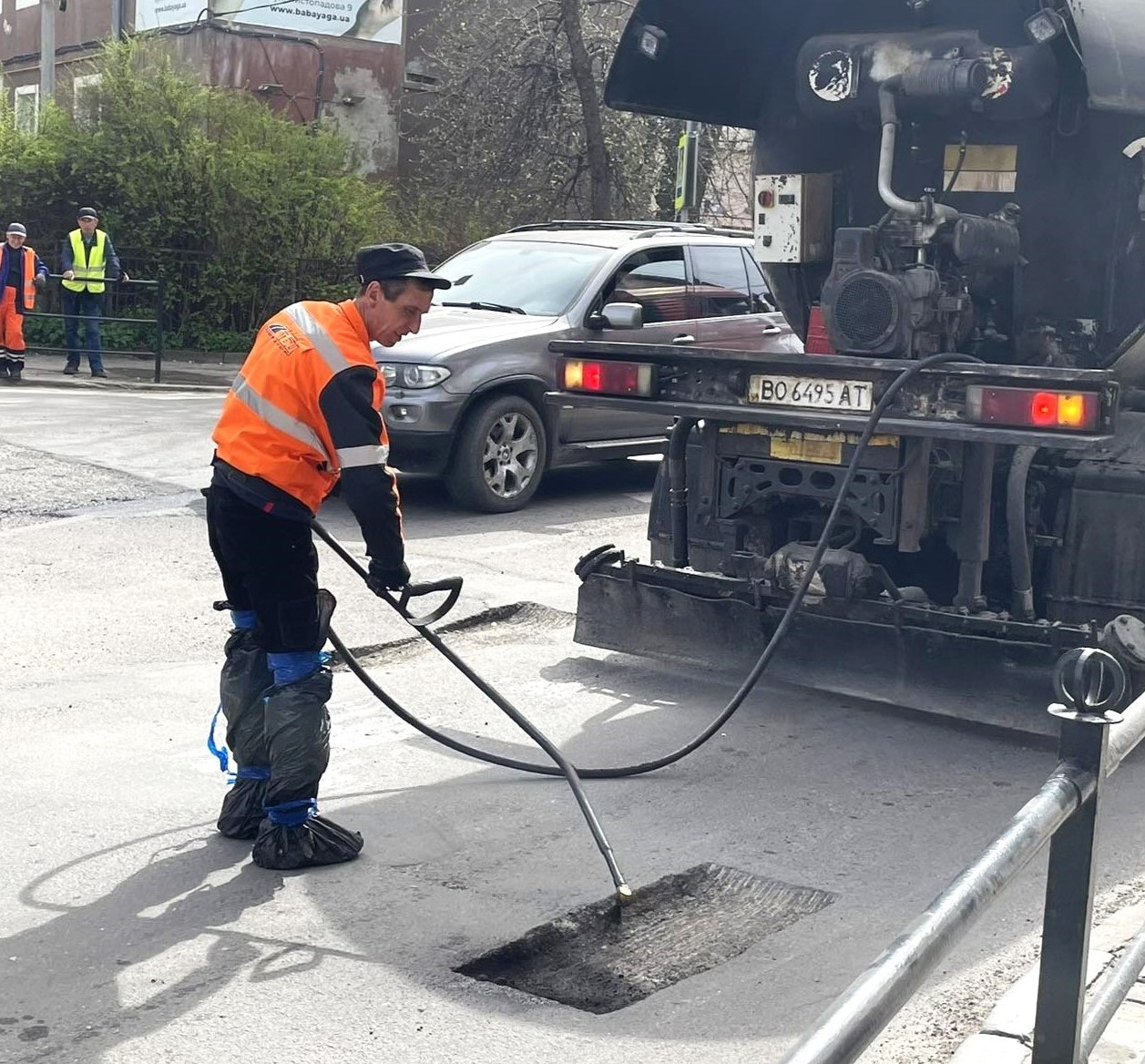 На кількох вулицях Тернополя триває поточний ремонт дорожнього покриття