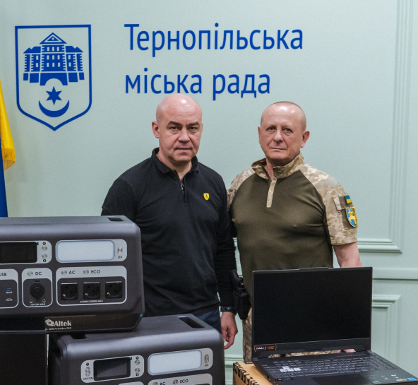 Тернопільська міська рада передала для захисників ноутбуки та портативні зарядні станції
