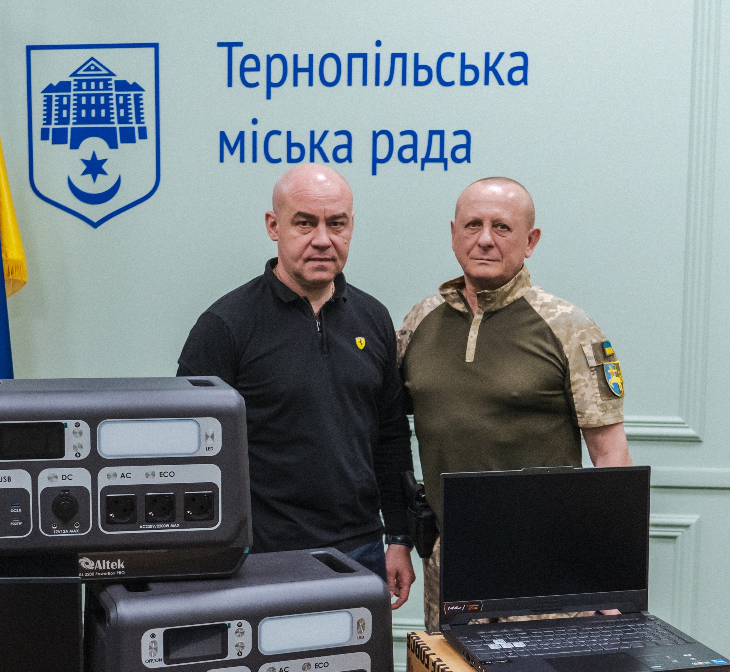 Тернопільська міська рада передала для захисників ноутбуки та портативні зарядні станції