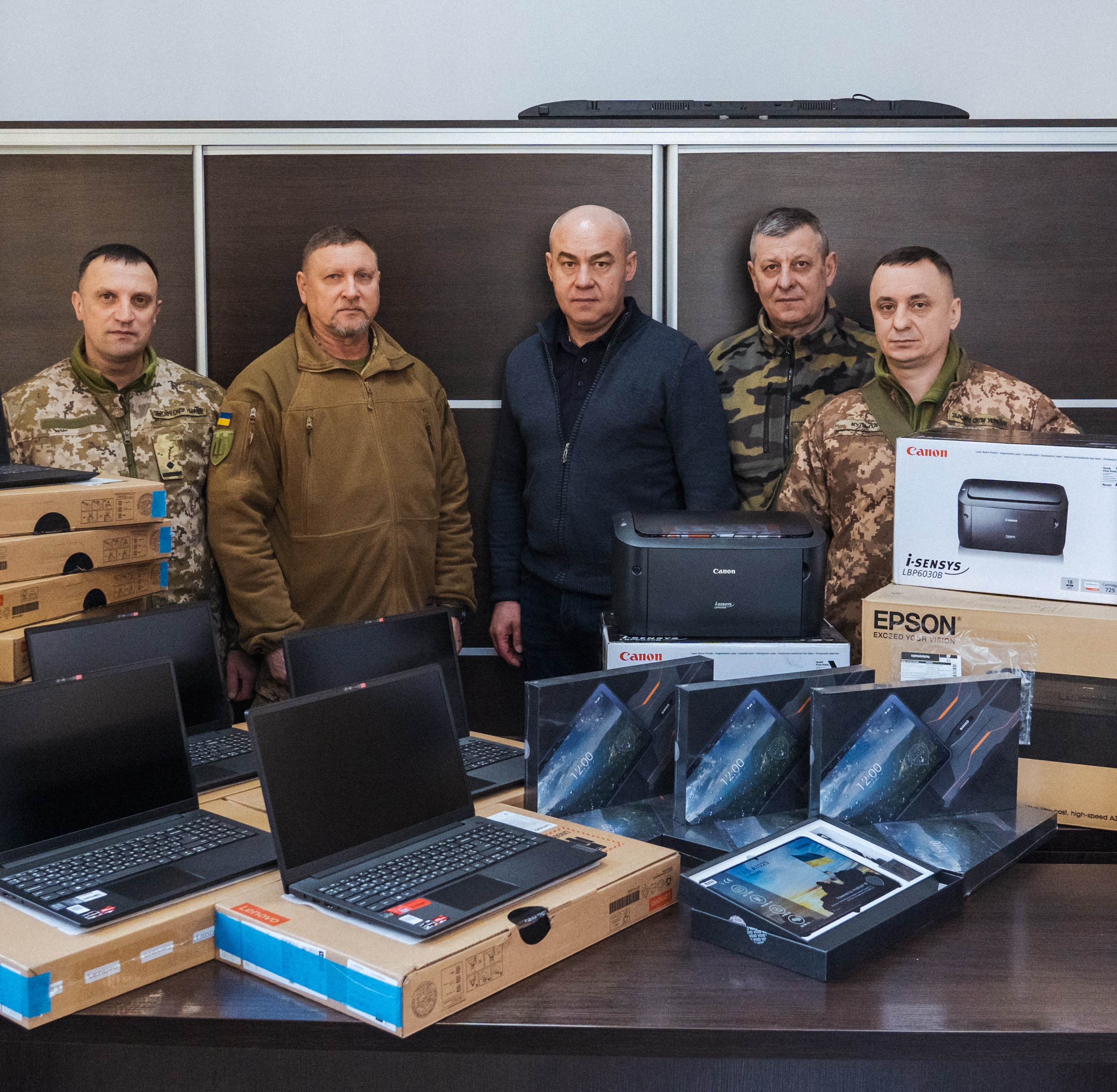 Тернопільська міська рада передала для захисників ноутбуки, планшети, принтери та зарядні станції