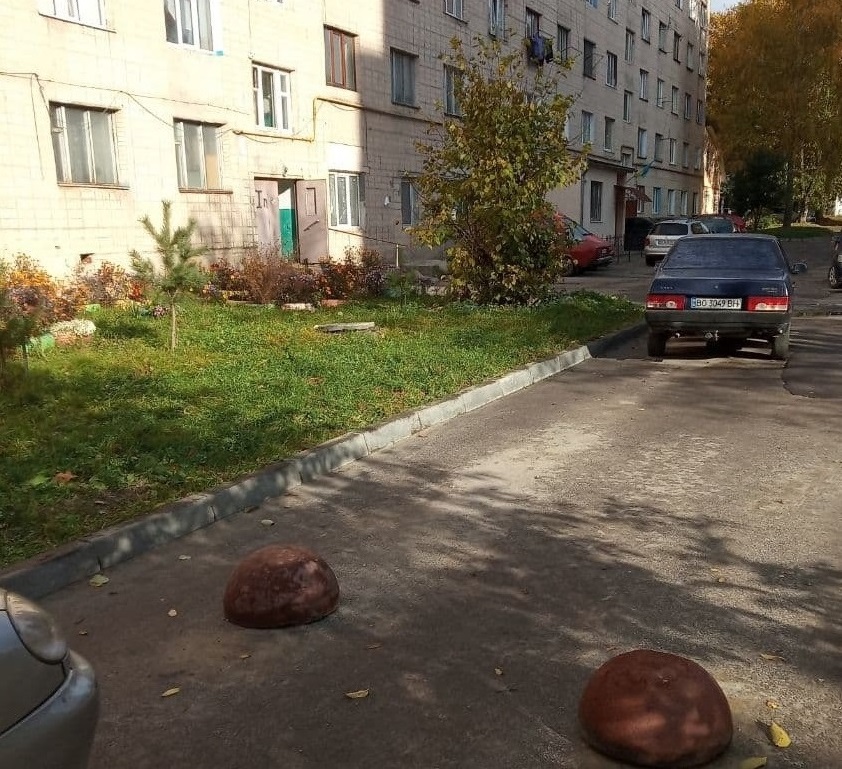 У Тернополі на вул. Текстильній демонтовано самовільно влаштовані обмежувачі руху