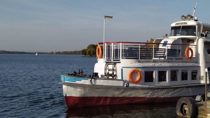 Тернопільський теплохід «Герой Танцоров» після ремонту уже на плаву