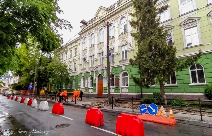 Розпочався ремонт території перед входом до Тернопільської Української гімназії ім. І. Франка