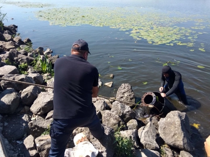 Водолази Тернополя затампували труби через які, ймовірно, забруднюється озеро
