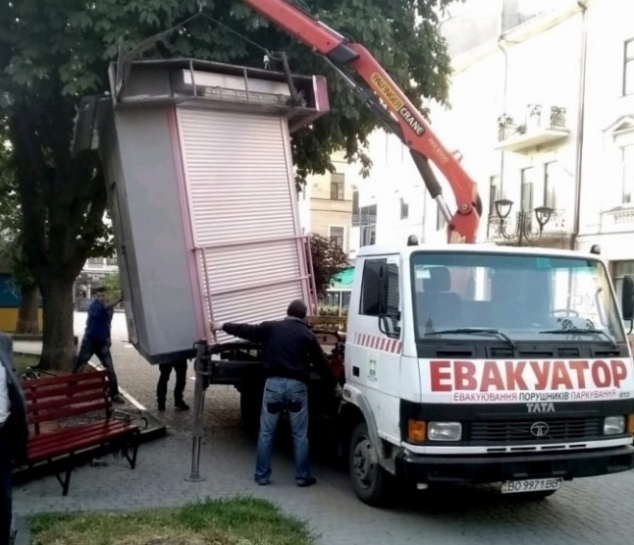 У Тернополі демонтують незаконні тимчасові споруди на вул. Живова та вул. В. Чорновола