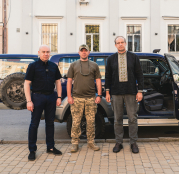 Сергій Надал передав позашляховик Toyota для бійців 105-ої окремої бригади ТРО