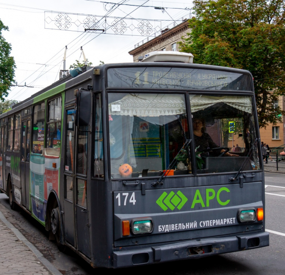 У зв’язку з обривом контактної мережі тимчасово не курсують тролейбуси через вул. Лесі Українки