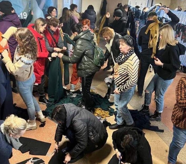 Понад пів тисячі волонтерів у кінотеатрі ім. Довженка готують маскувальні сітки для військових