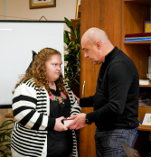 Тернопільський міський голова Сергій Надал вручив дочці загиблого військового пам'ятний годинник