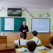 Пам'ятний годинник доньці загиблого військового вручив міський голова Тернополя Сергій Надал