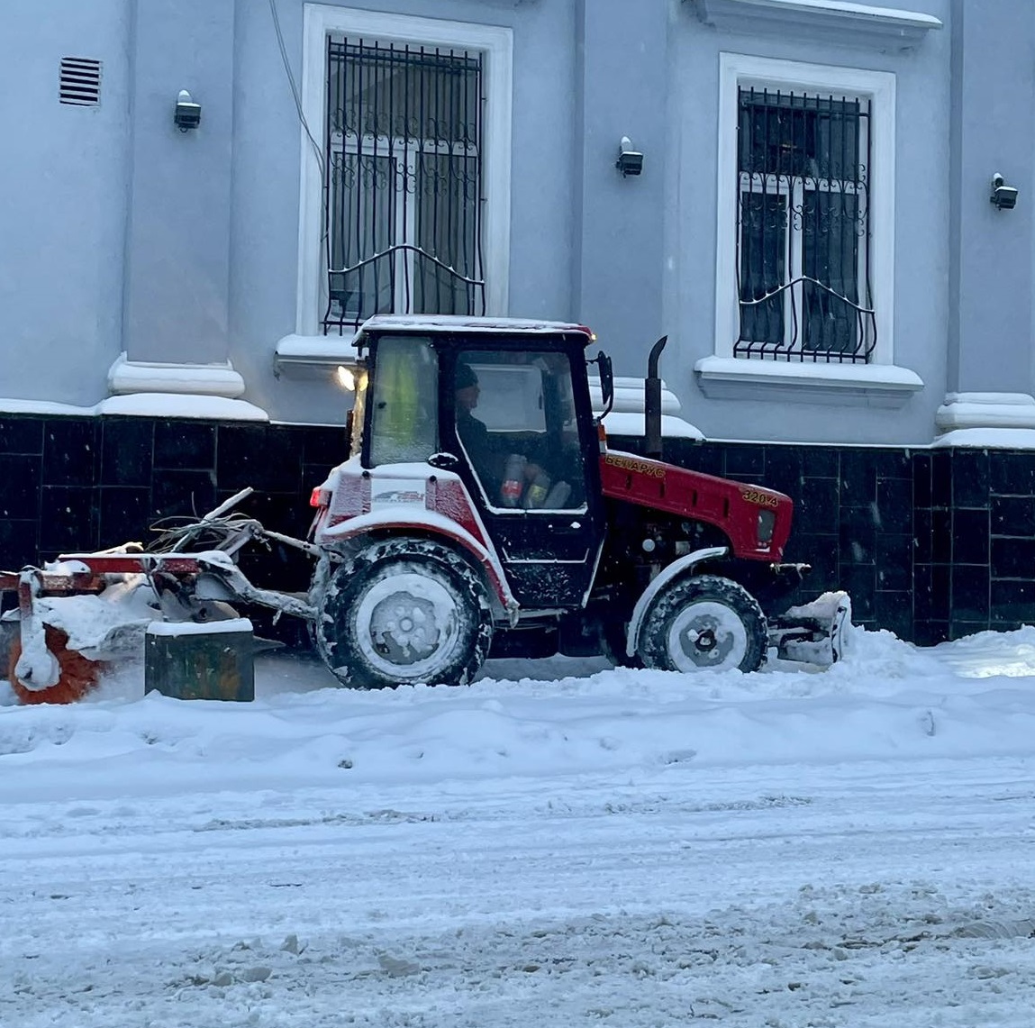Понад 30 одиниць снігоочисної техніки проводили механізоване очищення доріг та тротуарів у Тернополі цієї ночі