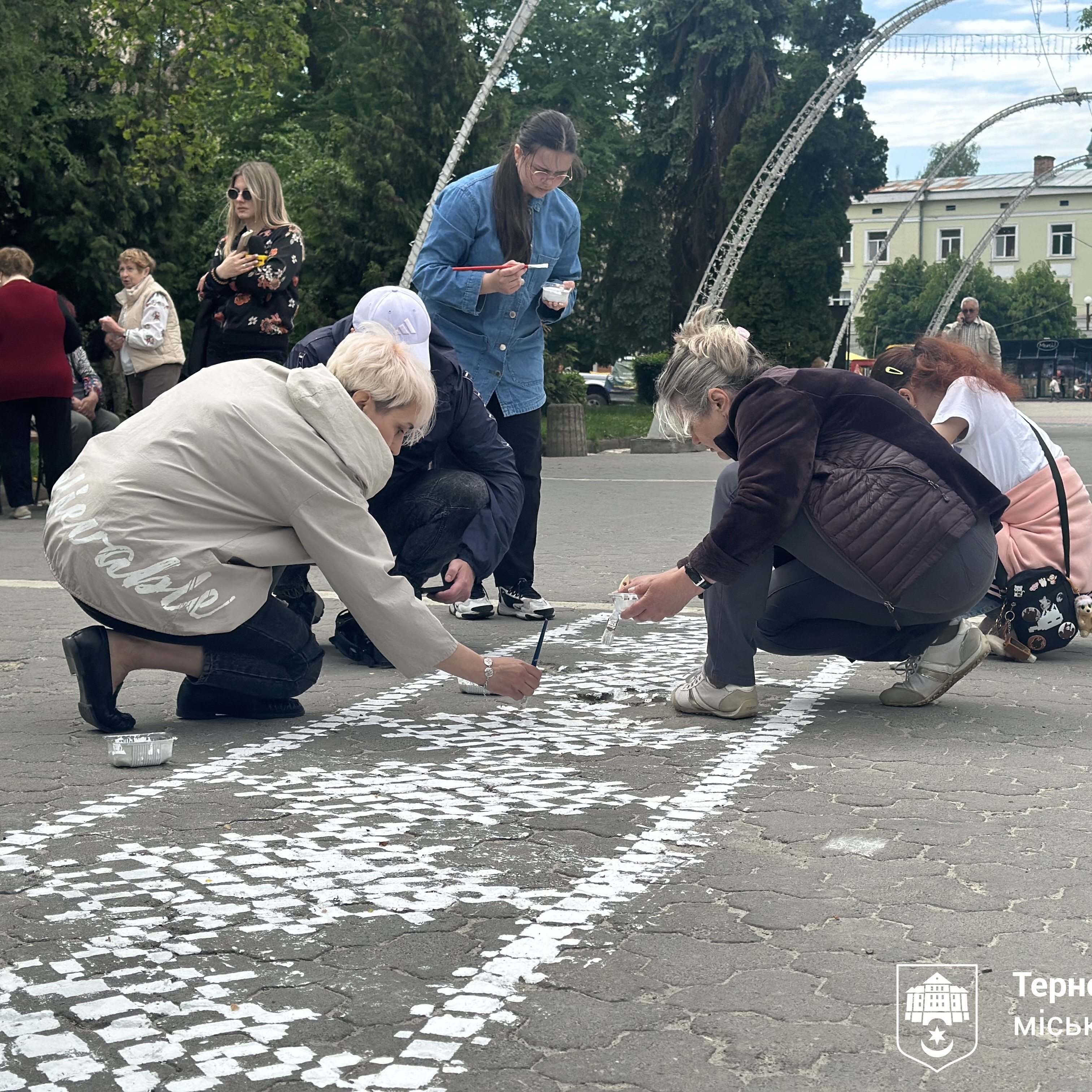 Тернополяни та гості міста разом намалювали символічну вишиванку