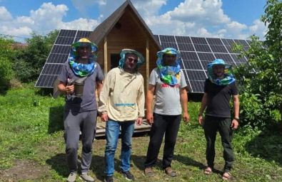 «Бджільництво для початківців»: ветерани Тернополя відвідали пасіку