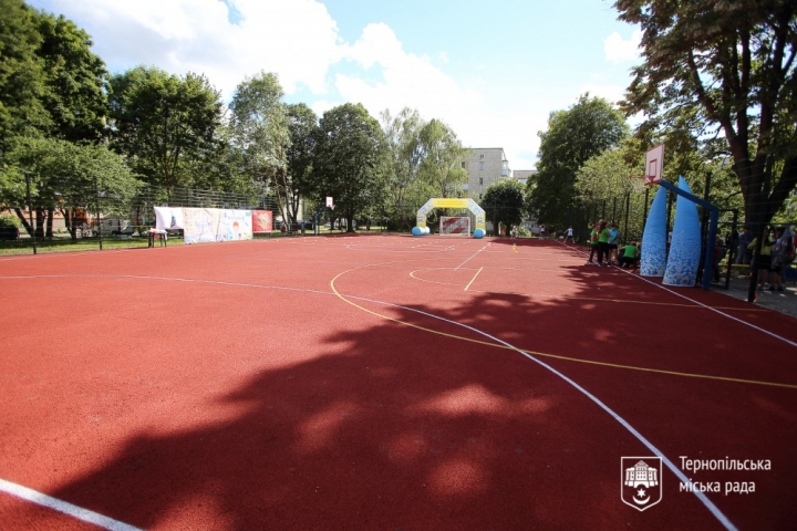 Універсальний спортивний майданчик відкрили на вул. Генерала Тарнавського
