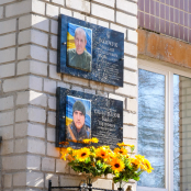 На фасаді школи №26 у Тернополі відкрили меморіальні дошки двом загиблим захисникам