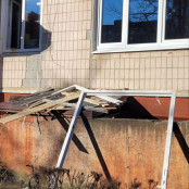 Міська рада Тернополя забезпечує заміну вікон у будинку на вулиці 15 Квітня, 31, який постраждав від ракетної атаки