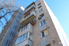 У пошкодженому після російської атаки будинку на вулиці Василя Стуса, 10 замінюють вікна