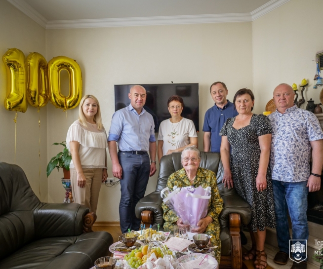 Зі 100-літнім ювілеєм міський голова Сергій Надал привітав жительку Тернополя Ольгу Бойко