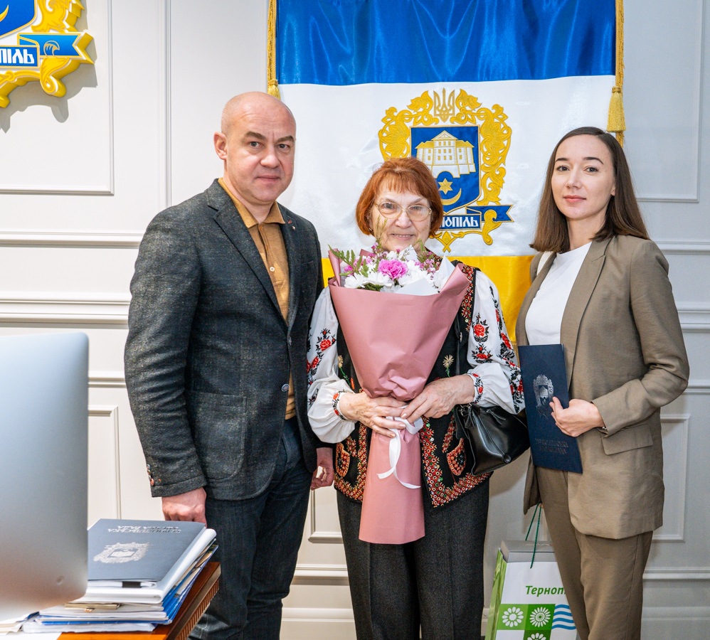 Міський голова Сергій Надал привітав репресовану та реабілітовану тернополянку Галину Решетняк з 80-річним ювілеєм