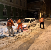 У Тернополі в ніч на 13 січня проводитимуть вивезення снігу: водіїв просять прибрати авто