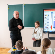 Міський голова Тернополя Сергій Надал вручив пам'ятний годинник доньці загиблого військового