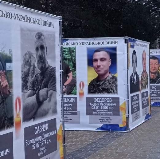 У Тернополі на бульв. Тараса Шевченка встановлюють куби з портретами полеглих Героїв