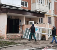 У пошкоджених будинках на вул. Василя Стуса та 15 Квітня у Тернополі триває встановлення нових вікон