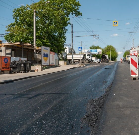 На вул. Бродівській завершились роботи з відновлення покриття проїжджої частини