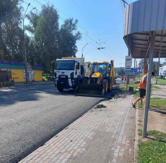 На вул. Промисловій у Тернополі триває влаштування нижнього шару асфальтобетонного покриття