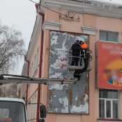У Тернополі на вулиці Василя Костянтина Острозького демонтували незаконно встановлені вивіски