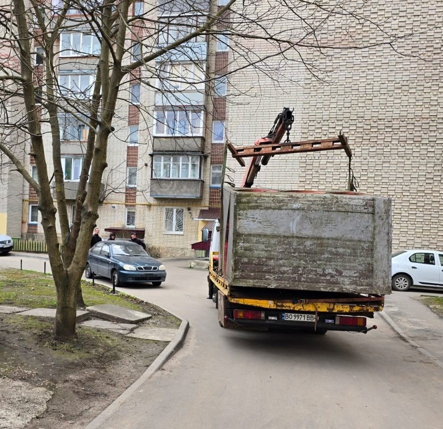 У Тернополі на вул. 15 Квітня демонтовано тимчасову споруду