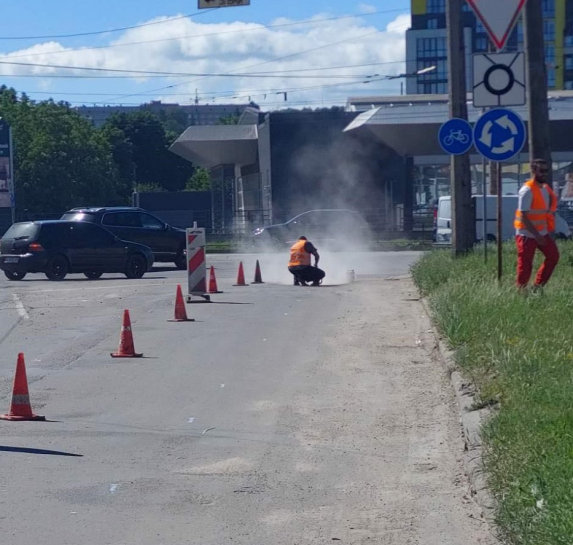 На вул. Промисловій триває ремонт та заміна аварійної ділянки дощової каналізації