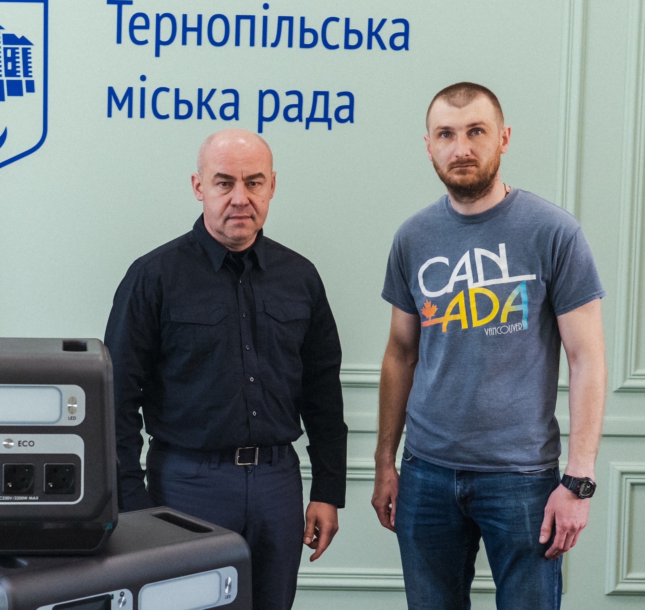 Тернопіль передав ще п’ять портативних зарядних станцій для захисників на передову