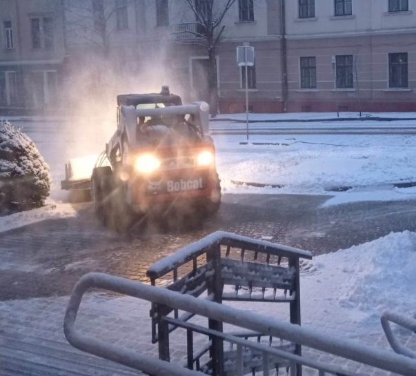 Вночі 6 лютого у населених пунктах Тернопільської громади працювало 28 одиниць снігоочисної техніки