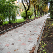 На проспекті Злуки виконано першу чергу робіт із влаштування безбар’єрного тротуару
