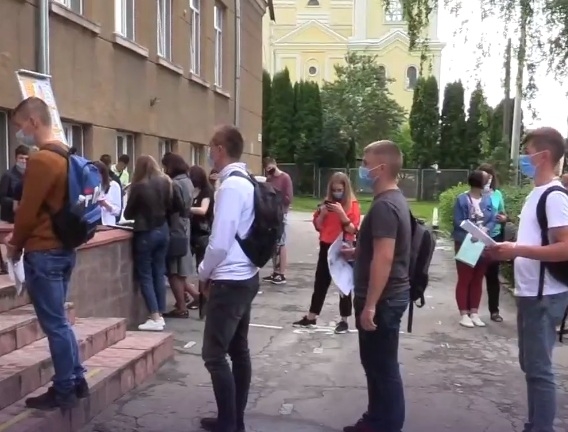 У Тернополі абітурієнти здали перше тестування ЗНО з математики