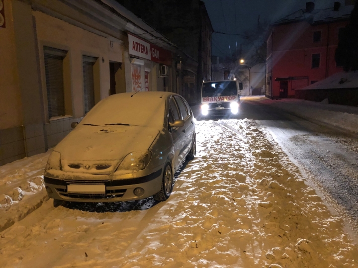 Вранці 9 лютого у Тернополі інспектори з паркування евакуювали 5 транспортних засобів, що перешкоджали роботі снігоочисної техніки