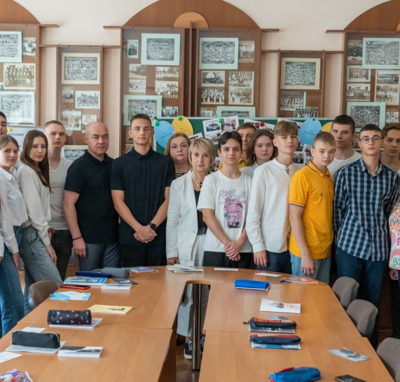 Міський голова Сергій Надал зустрівся з одинадцятикласниками Тернопільської школи №8