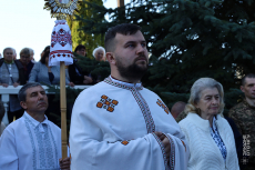 На території церкви Успіння Пресвятої Богородиці в селі Гаї Шевченківські освятили меморіальну стелу на честь загиблих жителів села