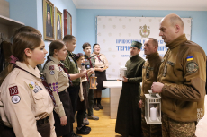 Пластуни передали тернопільським гвардійцям Вифлеємський вогонь миру як символ надії та єдності